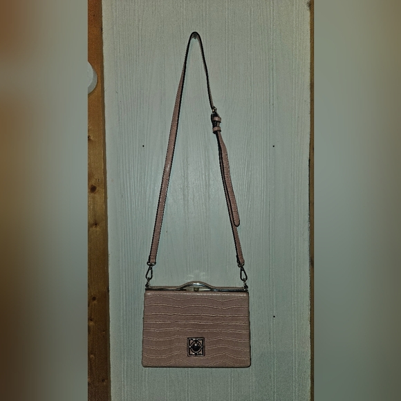 Elegant Pink Croc-Embossed Women's Bag - Picture 1 of 8
